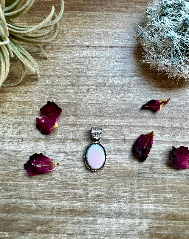 Relaxed Chic Pendant - sterling silver with pink Conch